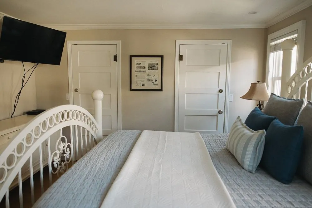 King bedroom, iron bed, TV